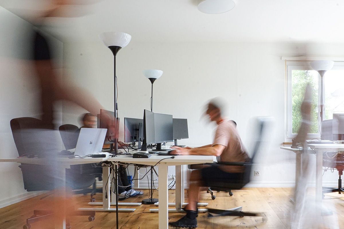 Simplit Team im Büro während der Arbeit